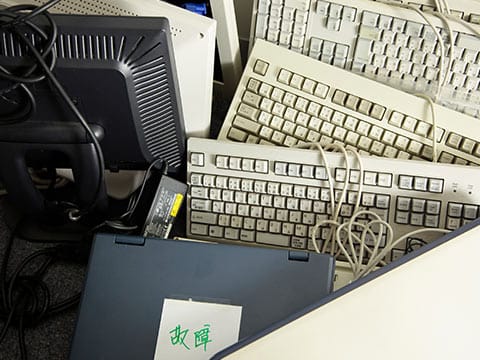 廃棄されるオフィスのパソコン、キーボード、モニター